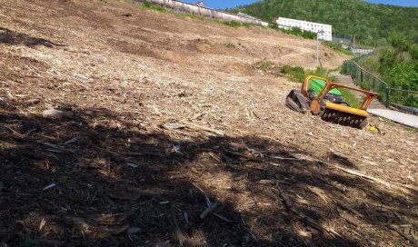 Débroussaillage d'un talus en ville à Besançon